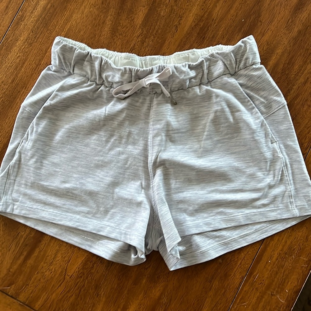 Lululemon size 6 gray/white shorts